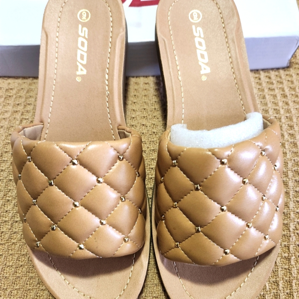 Soda slides w/ gold accents. Sz 9